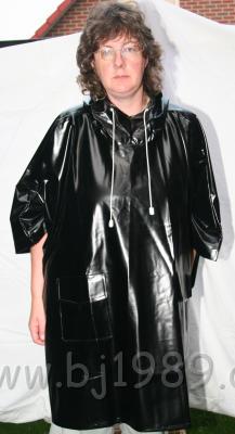 PO1TSBedt.JPG - Poncho in schwarz.