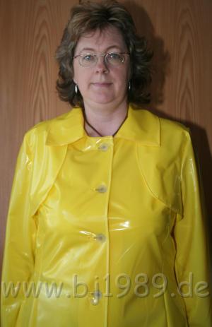 GF1SY.JPG - Einreihige Regenjacke aus glänzendem Gelb.