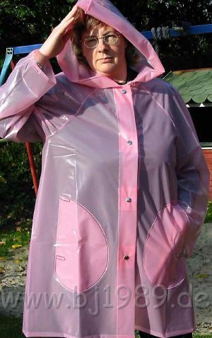 PA4TPedt.JPG - Regenjacke mit weiter Kapuze. Druckknopfverschluß. Hier in rosa halbtransparent.