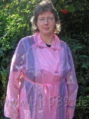 PA5TP6edited.JPG - Regenmantel im Trenchcoat-Stil in halbtransparentem Rosa. Beidseitig knöpfbar - fur Damen und Herren geeignet.