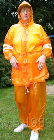 A45TO005edt.JPG - Zweiteiliger Regenanzug in orange halbtransparent - bestehend aus Regenjacke und Regenhose. Superweiches Material.